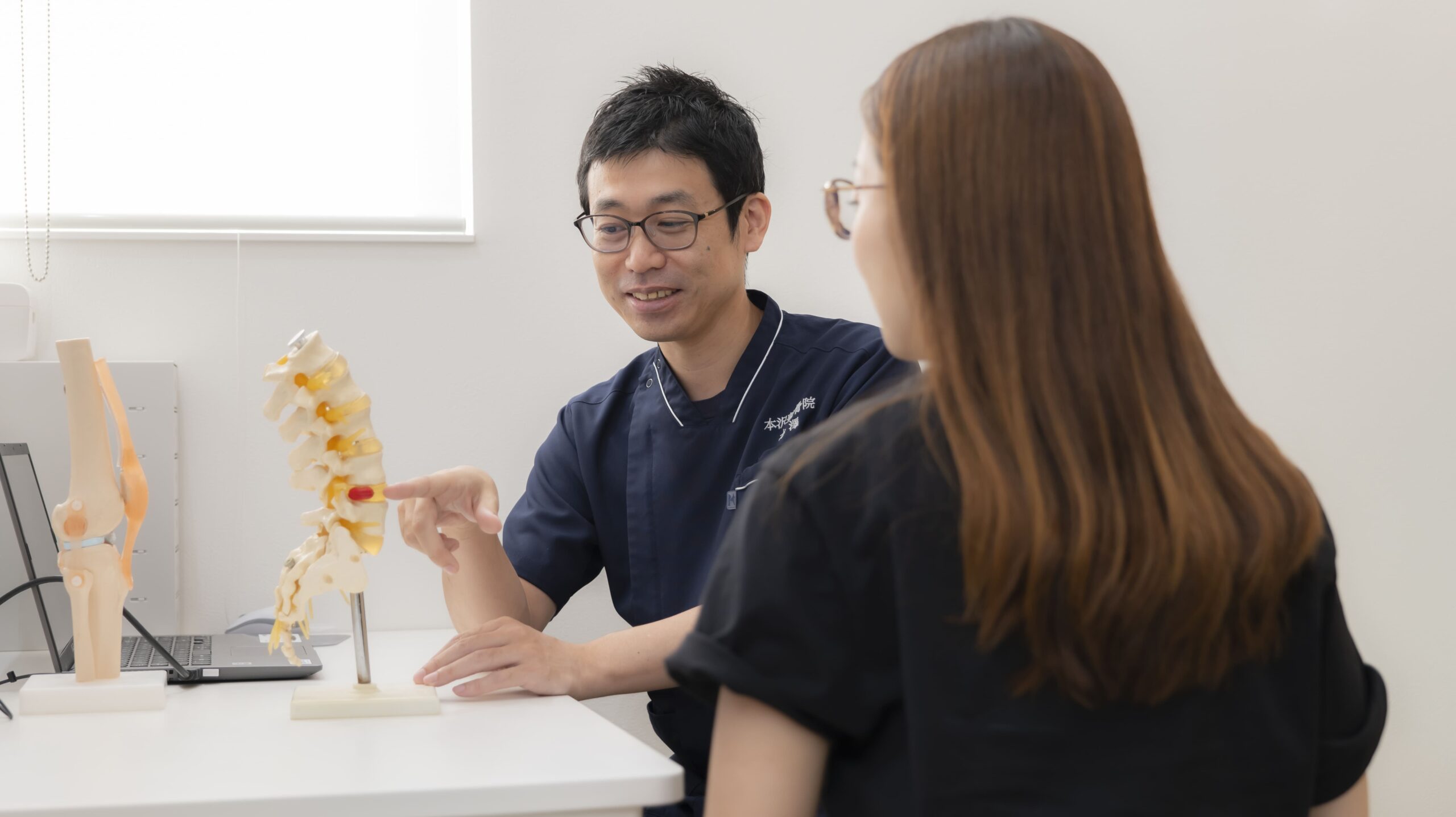 本沢整骨院で交通事故の患者さんのお話を伺うカウンセリングの様子