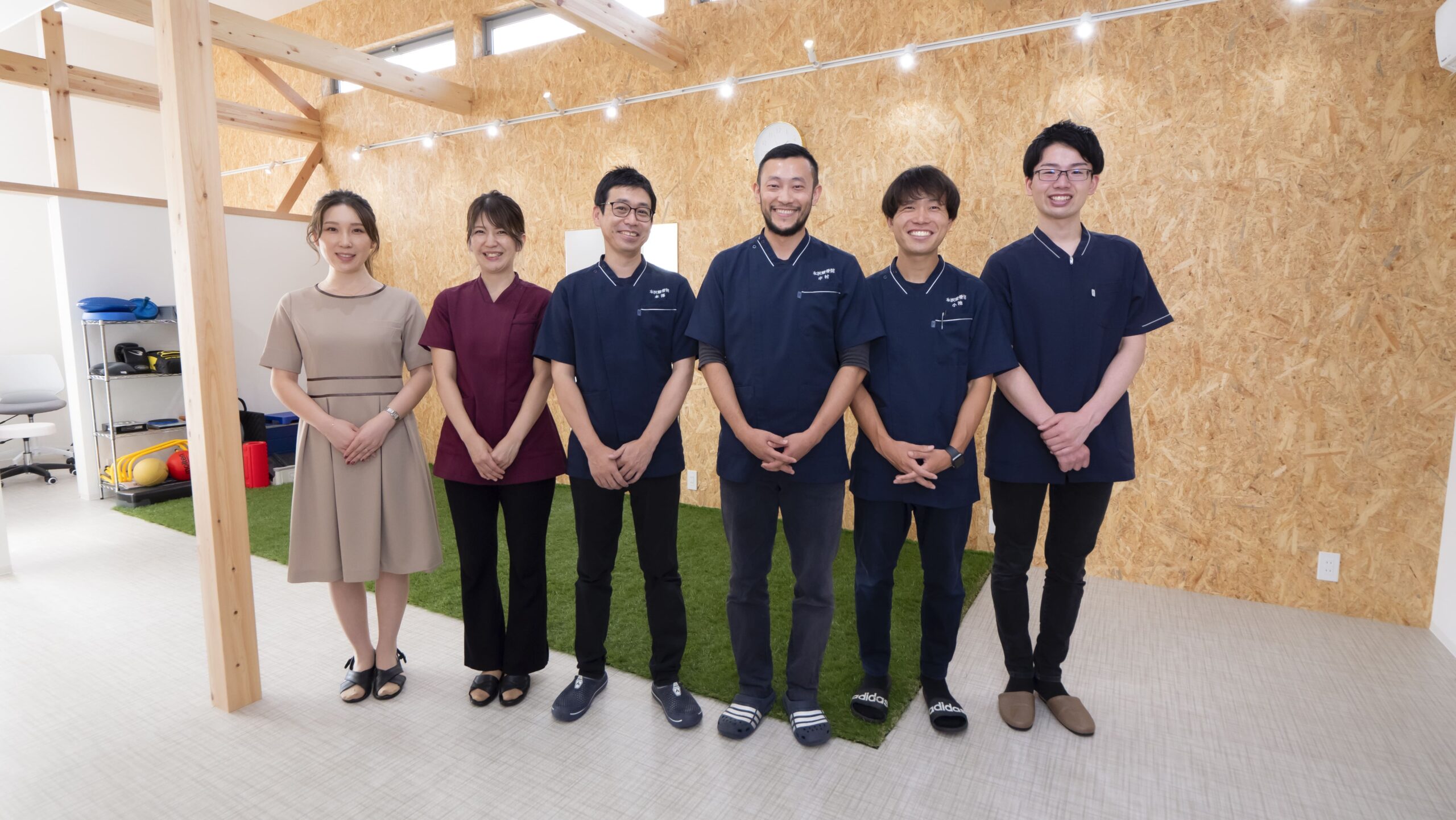 本沢整骨院のスタッフ集合写真